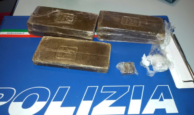 Un sequestro di panetti di hashish eseguito dalla Polizia