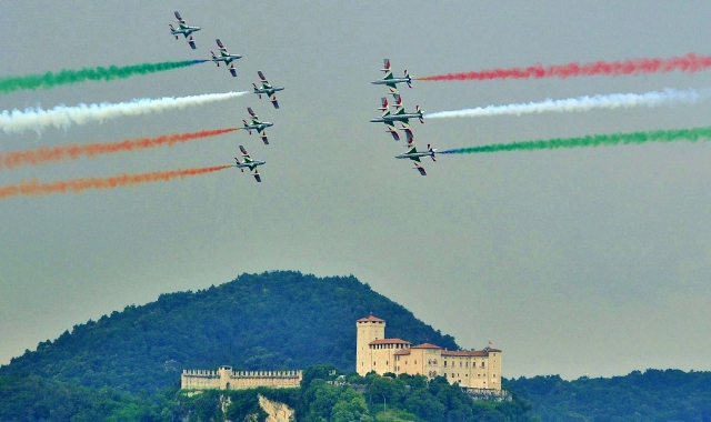 Le Frecce Tricolori nel cielo sopra Angera