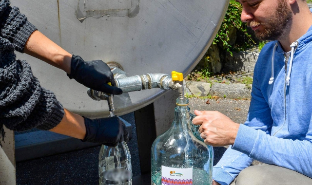 Acqua portata con le autobotti per le emergenze