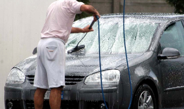Tra i divieti stabiliti dall’ordinanza quello di lavare l’auto