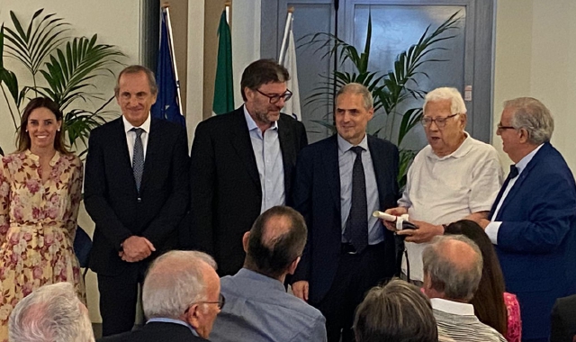 Luigi Federiconi (seconda destra) premiato dal Collegio provinciale dei Geometri