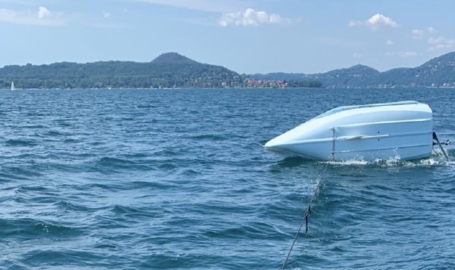 Lago Maggiore, barca si ribalta: passeggeri salvati
