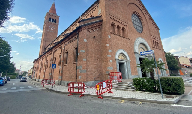 Tegola giù dal tetto della chiesa di Sacconago: pericolo scampato