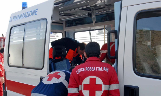 La squadra del 118, i vigili del fuoco e i carabinieri sono intervenuti subito (foto archivio)