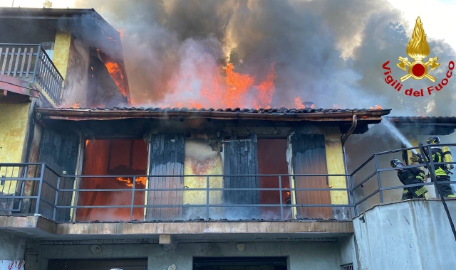 La casa divorata dalle fiamme (foto Vigili del Fuoco)