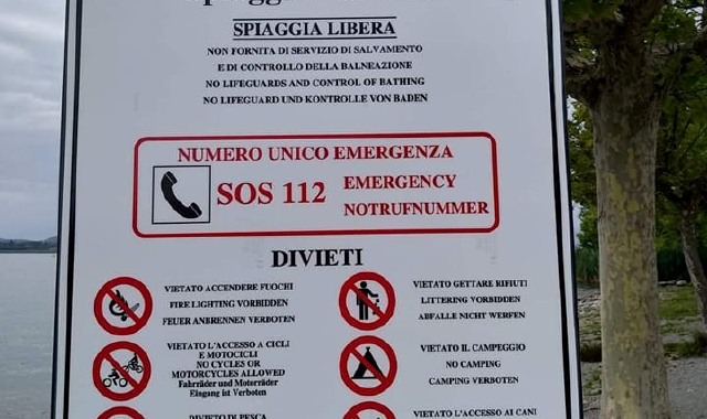 I cartelli affissi a Varese (foto Redazione)
