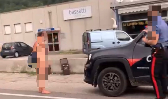 Cuveglio, nuda sulla Statale: arrivano i carabinieri