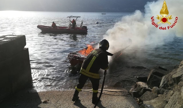 Sul posto sono intervenuti i vigili del fuoco 