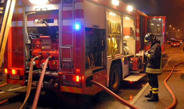 I vigili del fuoco in azione (foto Archivio)