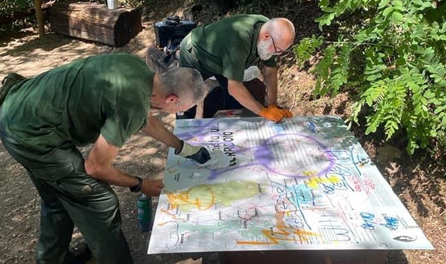 Le guardie ecologiche volontarie tentato di ripulire i pannelli imbrattati dai vandali