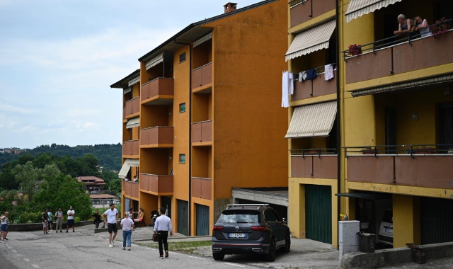 Cocquio, cade dal balcone e muore