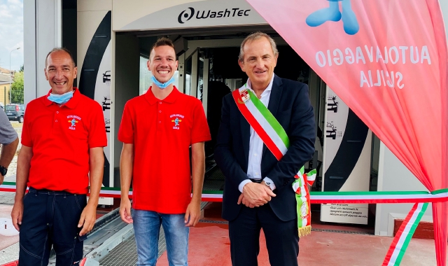 Da sinistra: Antonello Castiglioni, Davide Castiglioni e il sindaco Emanuele Antonelli