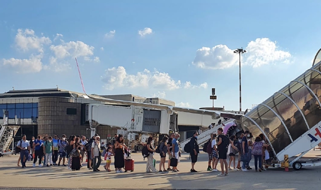 Volo cancellato, esplode la rabbia