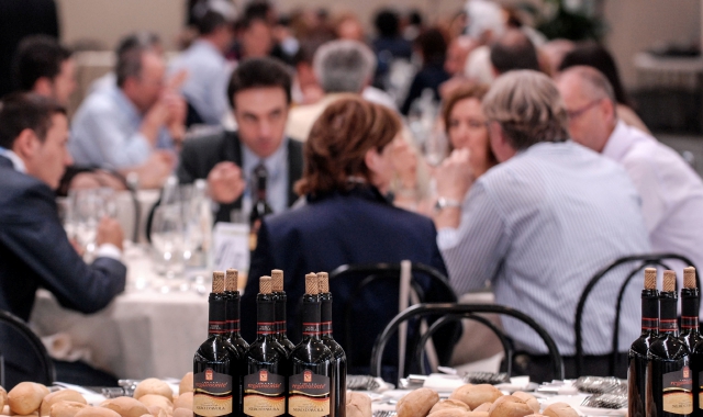 Al ristorante è buona regola pagare il conto (foto Archivio)