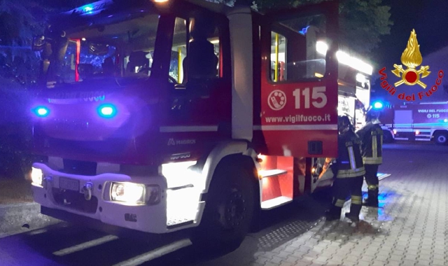 Busto, intrappolati nella casa in fiamme: salvati