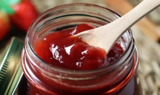 Lite a Luino, colpito con la marmellata