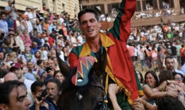 Giovanni Atzeni, in arte Tittia, si è aggiudicato il Palio della Madonna di Provenzano a Siena facendo gioire i contradaioli legnanesi di Legnarello