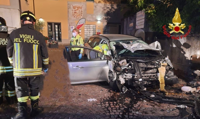 Porto Valtravaglia, auto contro muro: un morto