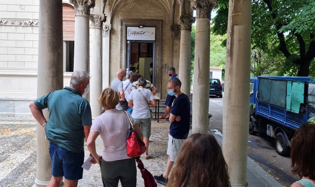 Code all’ingresso del centro tamponi di Villa Gianetti (Blitz)