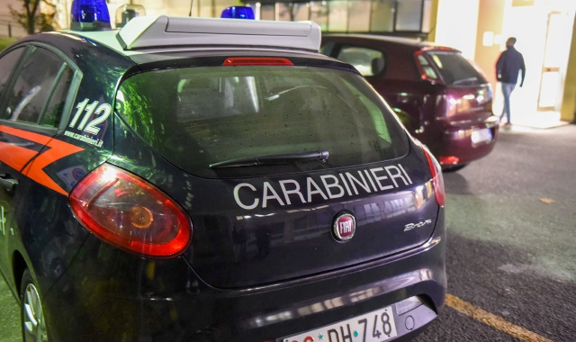 Macherio, si barrica in casa e appicca incendio