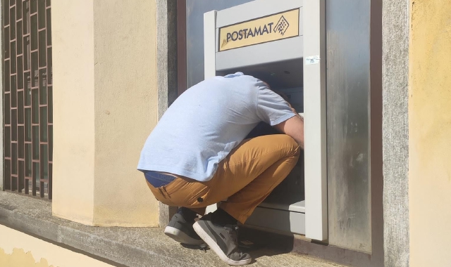 Postamat di Daverio, acrobazie per prelevare