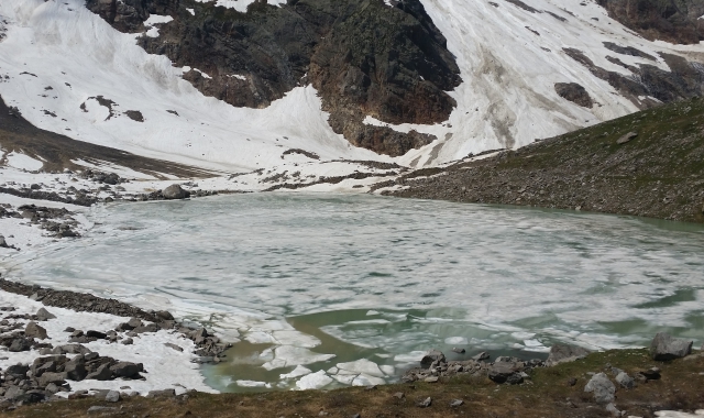 Macugnaga, stop al giro del lago delle Locce