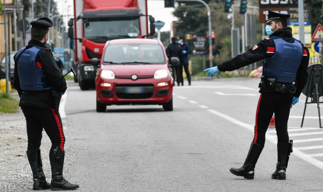 Induno Olona, scippata da un’auto in corsa
