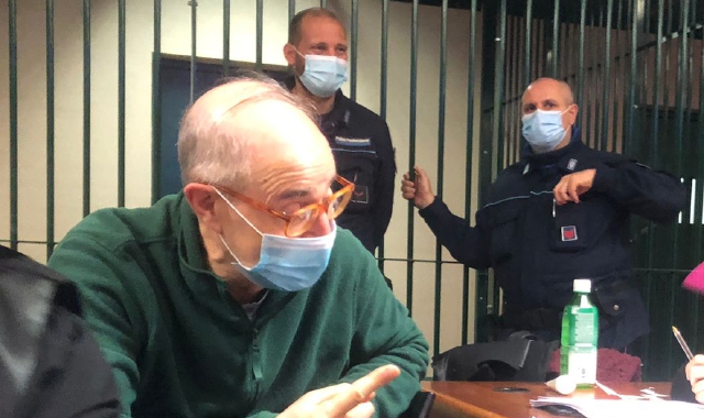 Giuseppe Agrati durante un’udienza del processo per duplice omicidio volontario aggravato. Il 72enne è stato condannato all’ergastolo, ma a settembre si difenderà in appello (Red.)