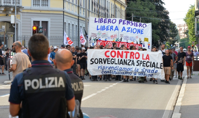 Il corteo degli anarchici e il presidio della Polizia (foto Blitz)
