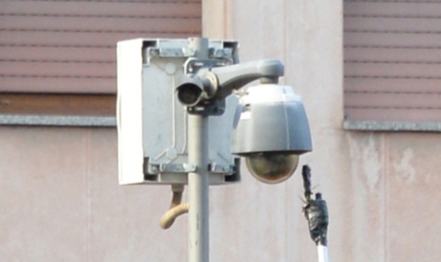 Una delle telecamere messe fuori uso ( Foto Blitz)