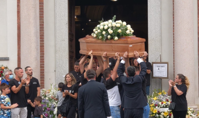 Folla a Solaro, al funerale di Michele Garruto (Foto Blitz)
