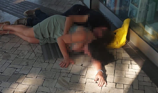 Le effusioni della coppia di fronte a decine di testimoni