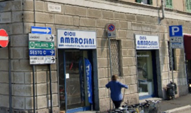Un’immagine della funzione Street View di Google Maps con la quale è stata scoperta l’esposizione di bandiere ritenuta abusiva