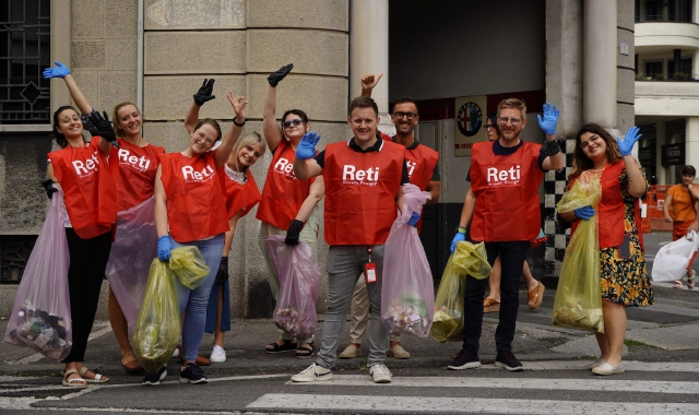 I dipendenti impegnati con i guanti e i sacchetti da riempire di rifiuti