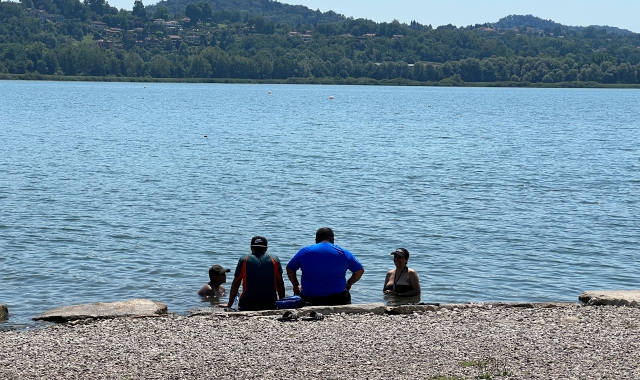 Alla Schiranna sono attesi altri bagnanti (foto Blitz)