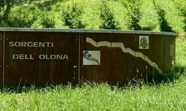 In alto a sinistra, l’Olona così come vede la luce al Villaggio Cagnola, alla Rasa di Varese. A fianco, il monumento che segnala la presenza della sorgenti sotterranee, collegate da un breve tunnel. Poi di seguito la diga di Malnate, il ponte sopra l’Olon