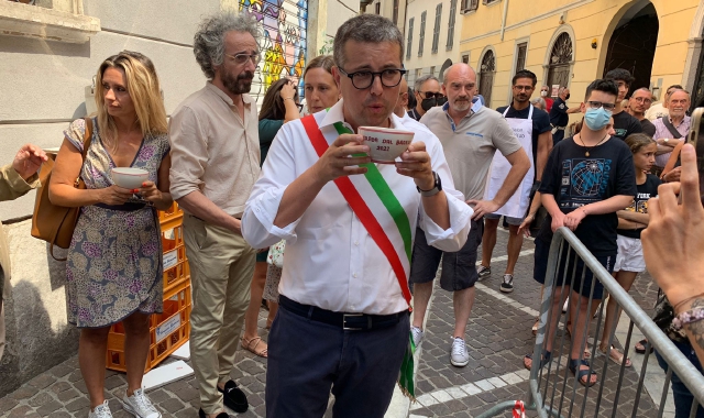 Il sindaco Cassani con una tazza di brodo (foto Blitz)