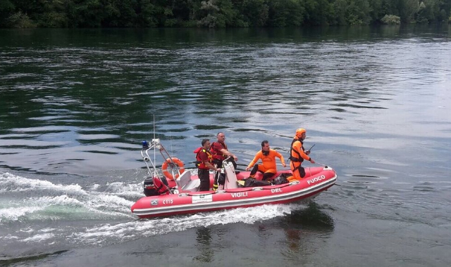 I vigili del fuoco in azione sul Ticino  (foto Archivio)