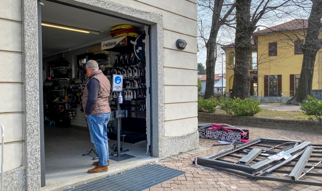 La spaccata notturna al negozio di biciclette  (foto Blitz)