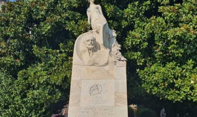 Il monumento a Carlo Cadorna preso di mira, probabilmente per errore, dai vandali anarchici