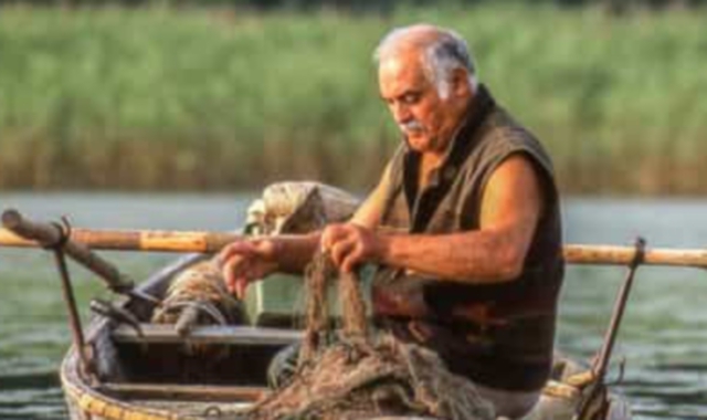  Luigi Giorgetti, conosciuto come il Negus, è  uno degli ultimi tre pescatori professionisti del lago di Varese: il 31 luglio compie 86 anni. Tutti i giorni raggiunge il lago in bici e getta le reti a Cazzago  Brabbia
