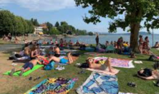 La spiaggia di Arolo affollata (foto Archivio)