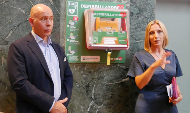 Il presidente di Ferrovienord Caradonna e l’assessore regionale Terzi durante l’installazione del defibrillatore a Milano Cadorna (foto Ferrovienord)