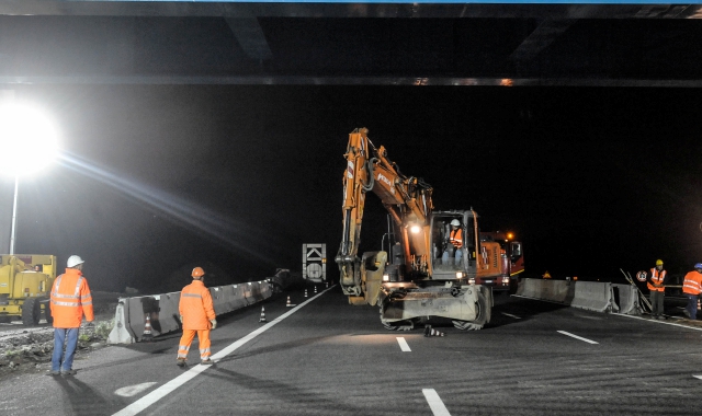 Un cantiere per i lavori in A8 (foto Archivio)