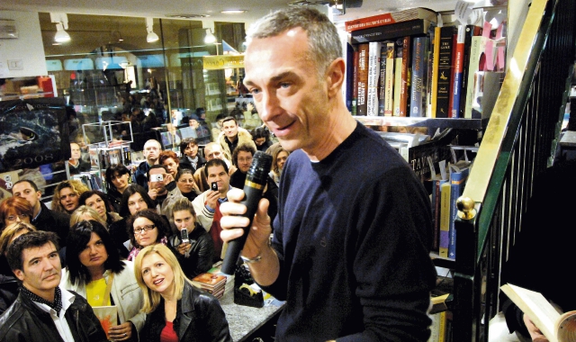 Linus durante una sua visita a Varese in occasione della presentazione di un suo libro (Blitz)