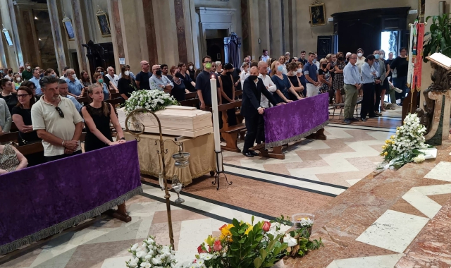 Tradate si ferma per un ultimo saluto ad Annalisa