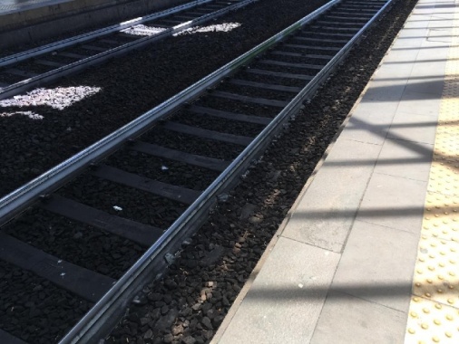 Attraversano i binari, due ragazze investite e uccise da treno
