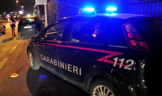 Saronno, fugge all’alt e si schianta contro un muro
