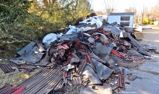 L’ex camping Sette Laghi da tempo si è trasformato in una discarica (Foto Blitz)