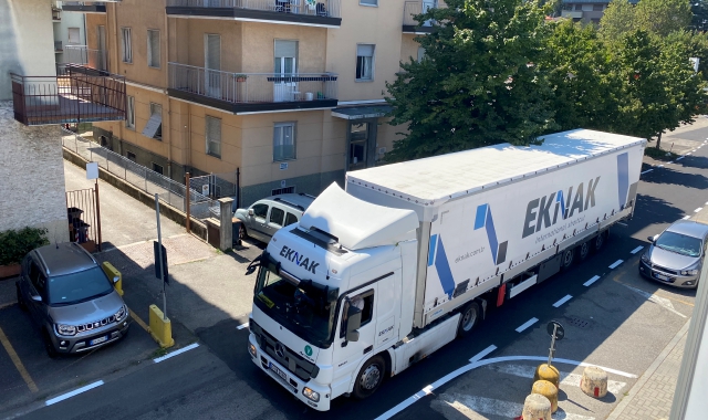 Varese, via Tamagno, ennesimo tir incastrato